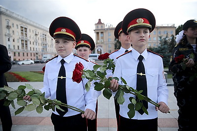 Министры внутренних дел СНГ возложили цветы к монументу Победы в Минске