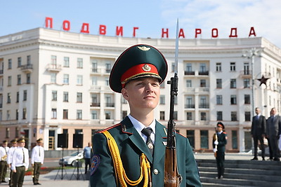 В память о погибших в годы ВОВ: в День пожарной службы на площади Победы в Минске возложили цветы