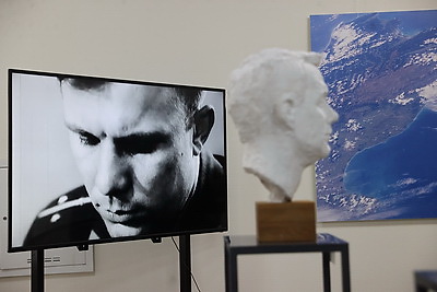 Редкие фото и скульптурные портреты. Выставка к 90-летию со дня рождения Гагарина открылась в Минске