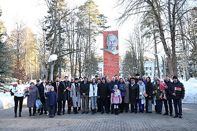 Основной и дублирующий экипажи ЭП-21 в Звездном городке торжественно проводили на Байконур