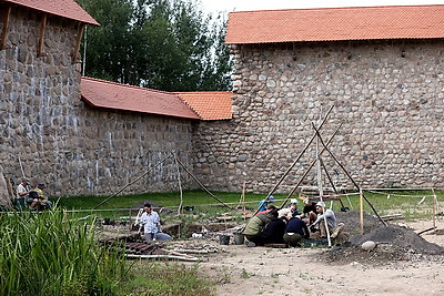 Археологи проводят исторические исследования Кревского замка