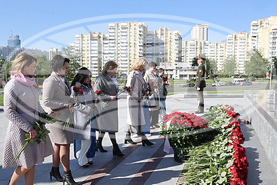 Накануне Дня Победы прошла церемония возложения цветов у стелы \"Минск - город-герой\"