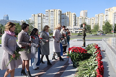 Накануне Дня Победы прошла церемония возложения цветов у стелы \"Минск - город-герой\"