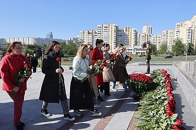 Накануне Дня Победы прошла церемония возложения цветов у стелы \"Минск - город-герой\"