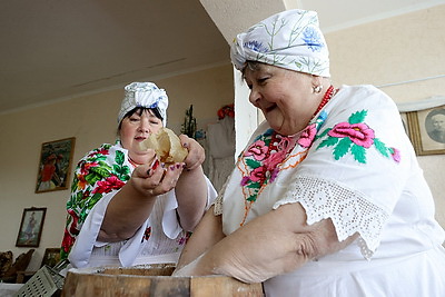 Пасхальные традиции: в агрогородке Обольцы выпекают куличи по старинному рецепту