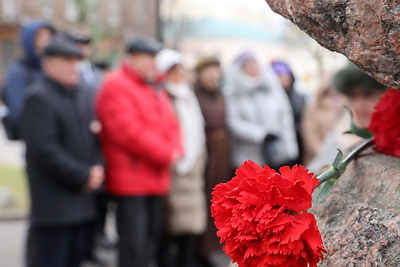 В Витебске возложили цветы к памятнику Владимиру Короткевичу