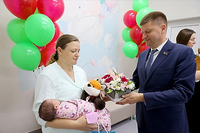 Родивших в День Независимости женщин поздравили в Витебском городском роддоме