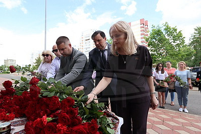 Цветы в знак скорби и соболезнований в связи с трагедией в Иране несут к посольству в Минске