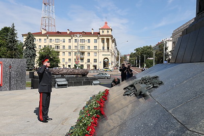 Руководство Госсекретариата Совбеза и главы силовых ведомств возложили цветы к монументу Победы в Минске