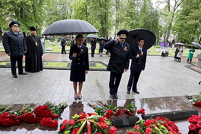 Швед возложил цветы на Военном кладбище в Минске