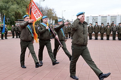 Около 300 витебских десантников попрощались с боевым знаменем