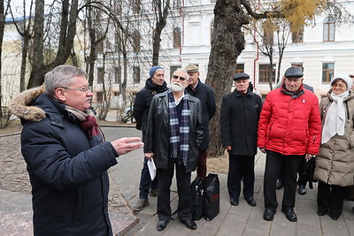 В Витебске возложили цветы к памятнику Владимиру Короткевичу