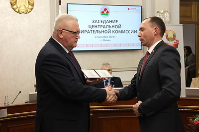 Процедура вручения удостоверений кандидатам в Президенты Республики Беларусь прошла в ЦИК