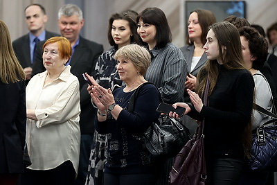 \"Радует глаз, сердце и душу\". Выставка НХМ к 8 Марта открылась в посольстве Беларуси в России