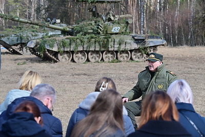 Лукашенко ознакомился с мероприятиями проверки боеготовности соединений и воинских частей