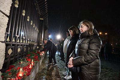 В Минске несут цветы и лампады к посольству России в связи с трагедией в Подмосковье