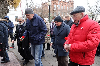 В Витебске возложили цветы к памятнику Владимиру Короткевичу