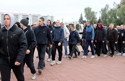 В Беларуси началась отправка призывников в войсковые части