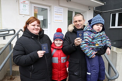 \"Первые выборы в жизни\". Недавно получившая белорусский паспорт украинка проголосовала в Витебске