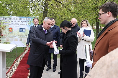 В Гродно в честь 100-летия образования органов торговли заложили капсулу времени и аллею