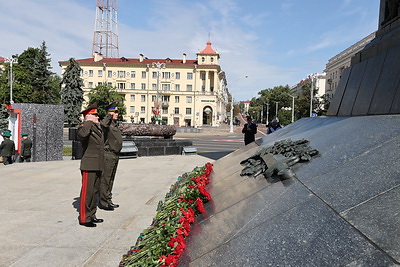 Руководство Госсекретариата Совбеза и главы силовых ведомств возложили цветы к монументу Победы в Минске