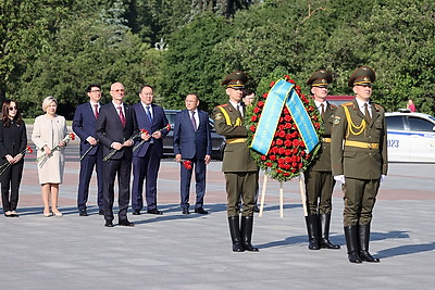 Первый заместитель премьер-министра Казахстана возложил венок к монументу Победы в Минске