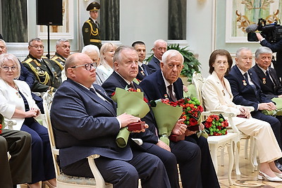 Президент вручил государственные награды заслуженным деятелям различных сфер