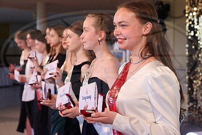 Более 100 выпускников школ Первомайского района Витебска наградили золотыми и серебряными медалями