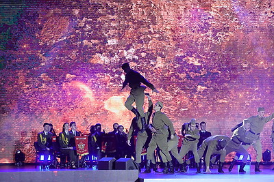 Большой гала-концерт \"В девять часов вечера после войны\" проходит в Минске