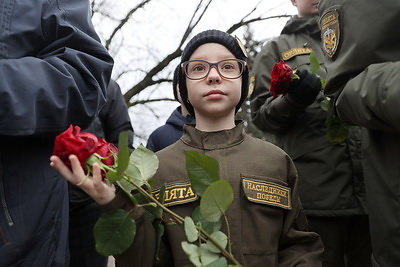 Столичные милиционеры возложили цветы к памятнику погибшим при исполнении служебного долга