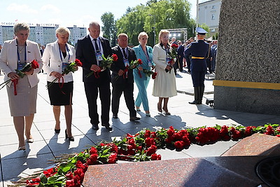 Участники XI Форума регионов Беларуси и России возложили цветы к мемориальному комплексу в Витебске