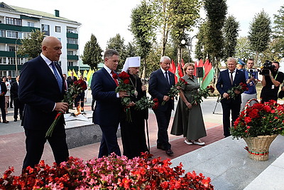 Участники Дня белорусской письменности почтили память защитников и мирных жертв войны