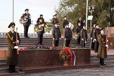 Участники экономического форума в Могилеве возложили цветы к Вечному огню