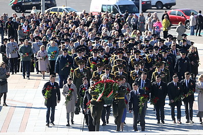 Накануне Дня Победы прошла церемония возложения цветов у стелы \"Минск - город-герой\"