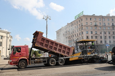 В Минске на проспекте Независимости провели ремонтные работы по укладке асфальта