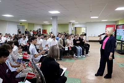 \"НЕскучная НЕлекция\": встреча с молодежью прошла на \"Марафоне единства\" в Молодечно