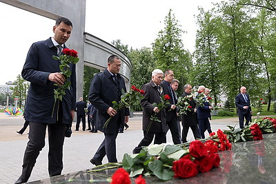 Руководство Исполкома СНГ и постпреды государств Содружества возложили цветы на Аллее Дружбы в Минске