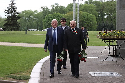 Руководство Исполкома СНГ и постпреды государств Содружества возложили цветы на Аллее Дружбы в Минске