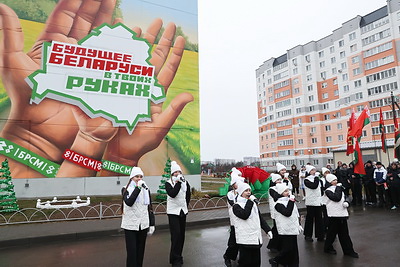 Мурал \"Будущее Беларуси в твоих руках\" останется Мозырю на память о \"Марафоне единства\"