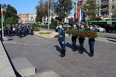 Головченко возложил цветы к мемориальному комплексу \"Вечный огонь\" в Пскове