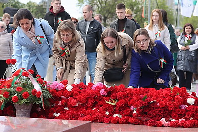 Народное возложение цветов проходит у монумента Победы в Минске