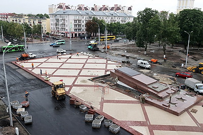 Легендарный танк Т-34 установили на площади Восстания в Гомеле