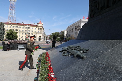 Руководство Госсекретариата Совбеза и главы силовых ведомств возложили цветы к монументу Победы в Минске