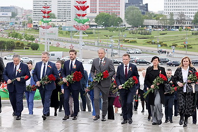 Мининформ и руководители республиканских СМИ возложили цветы к стеле \"Минск - город-герой\"