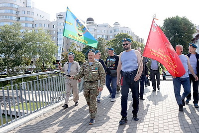 Ветераны ВДВ почтили память погибших товарищей на Острове слез