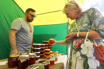 Медовая ярмарка прошла в Минске у храма-памятника в честь Всех Святых