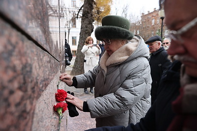 В Витебске возложили цветы к памятнику Владимиру Короткевичу