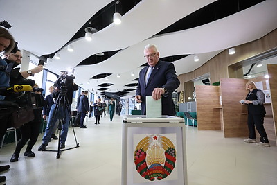Карпенко принял участие в досрочном голосовании