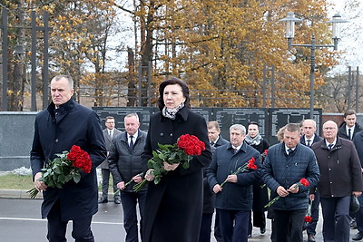 Кочанова возложила цветы к мемориалу сожженных деревень Могилевской области