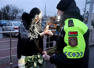 Для новогоднего настроения. Водителей Витебска поздравили Дед Мороз и Снегурочка из ГАИ